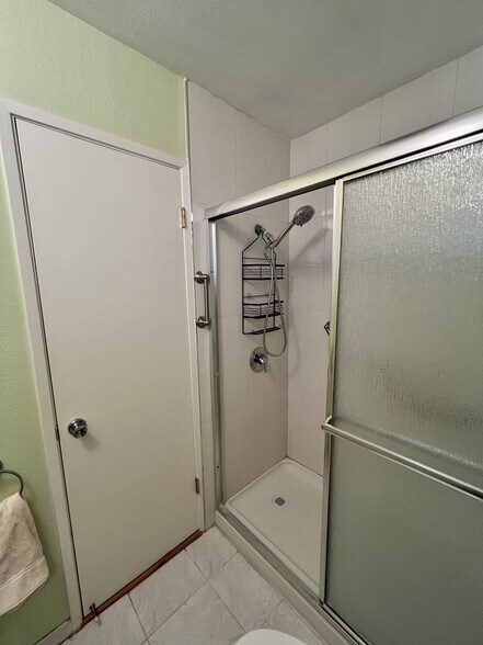 bathroom - 1339 N Columbus Ave
