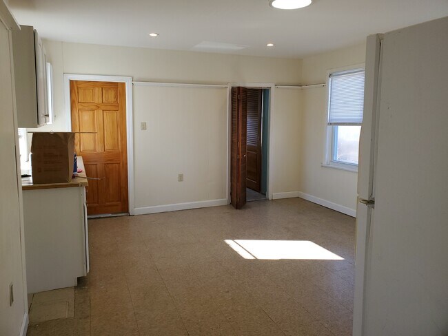 Kitchen - 137 Carleton St