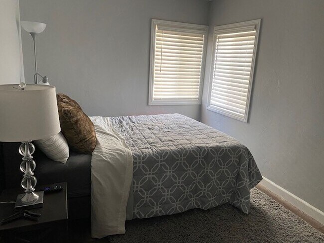 Building Photo - Updated Furnished Unit Half A Block From B...