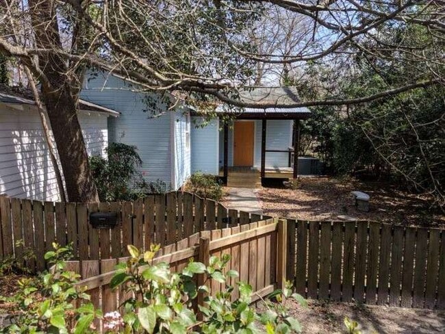 Building Photo - Chamberlain Cottage