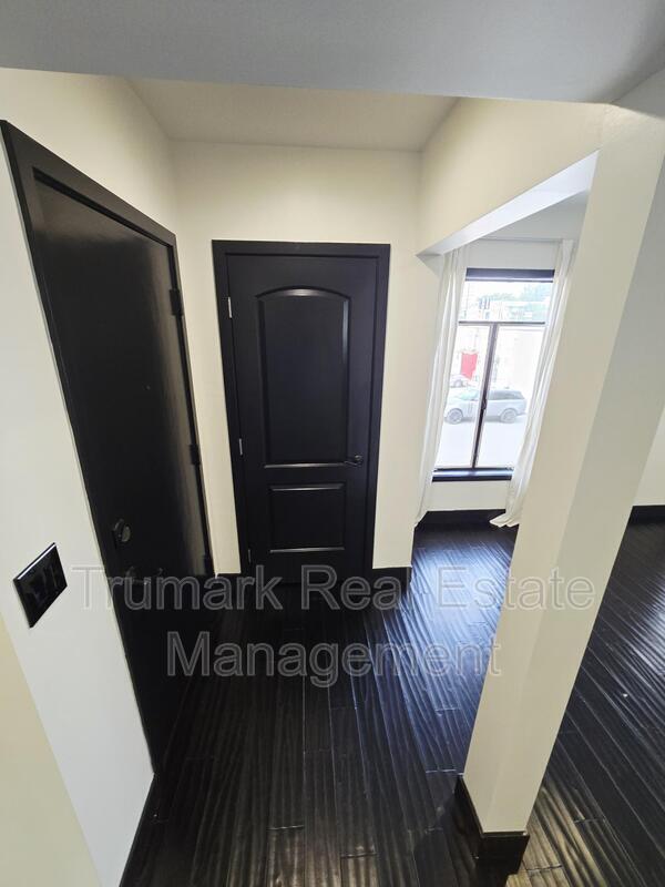 Building Photo - 12426 Moorpark St