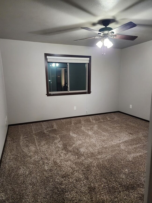 Building Photo - Three bedroom two bathroom Twin home