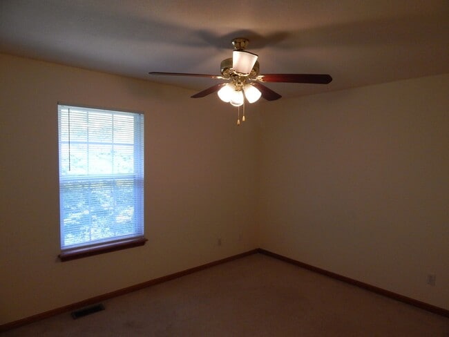 Building Photo - 3 Bed, 2 Bath Duplex