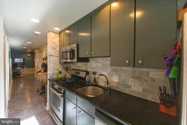 Building Photo - 1814 Christian St