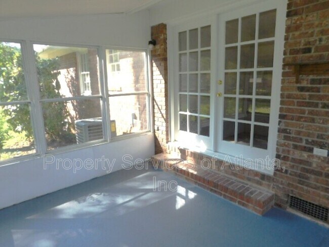 Building Photo - 879 Forest Ridge Dr SE