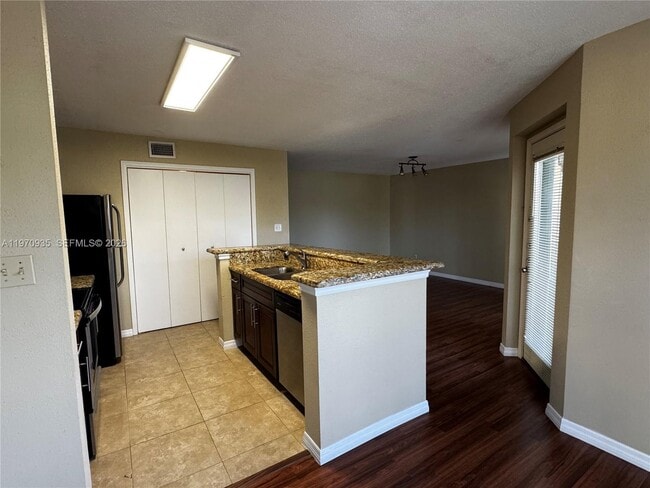 Building Photo - 977 Riverside Dr