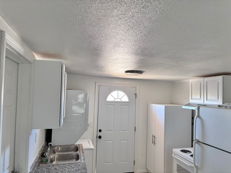 Kitchen/Laundry - 6356 Morongo Rd