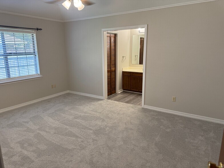 Building Photo - 210 Deerwood Ln