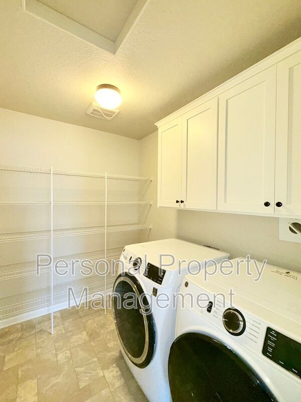 Building Photo - 3623 NE Sitka Dr