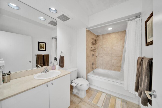 Building Photo - 1551 N Flagler Dr
