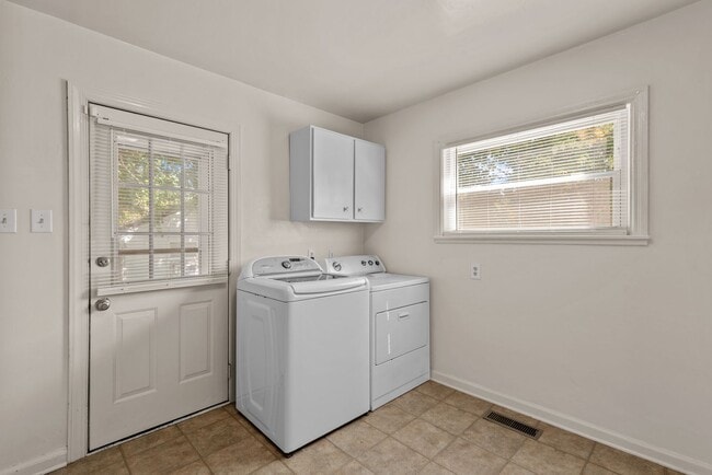 Building Photo - 3002 Woodrow St