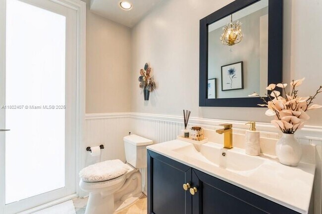 Building Photo - 2708 Meadowood Dr