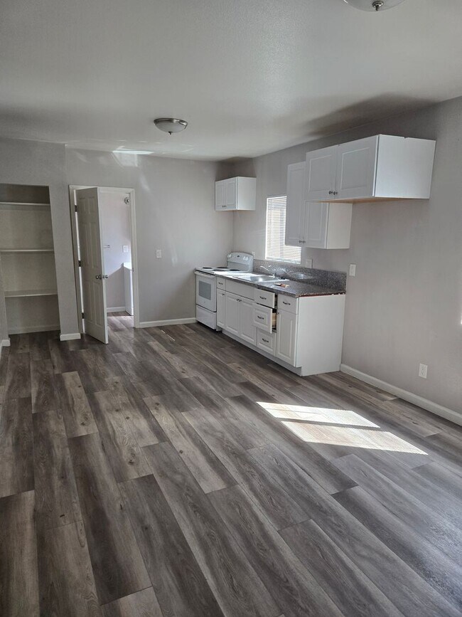Building Photo - Studio Apartment Located in the Heart of D...