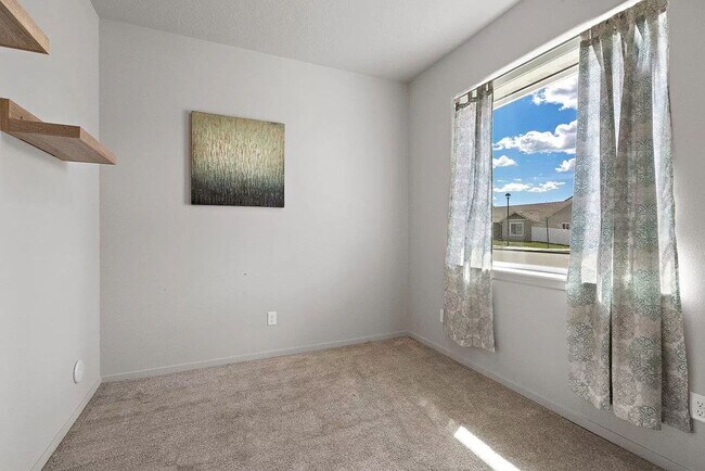 Building Photo - Immaculate Newer Construction w/ Vinyl Fen...