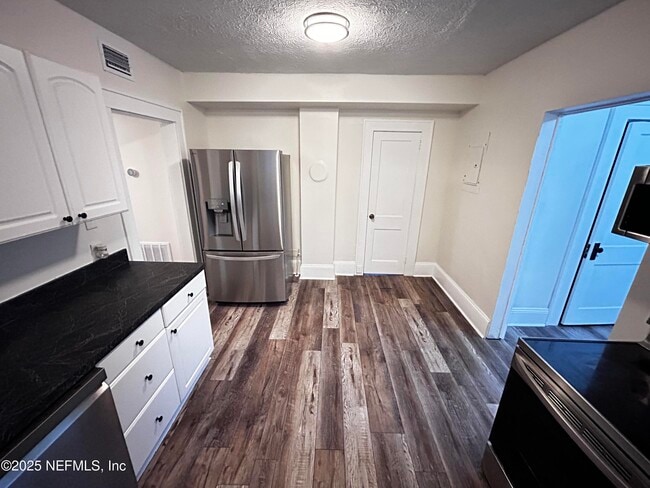 Building Photo - 2561 Rosselle St