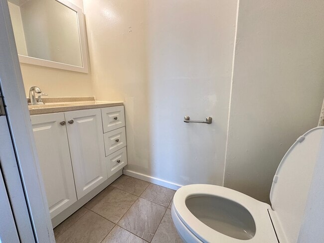 Building Photo - White Center - 3 Bedroom / 1.5 Bath Rambler