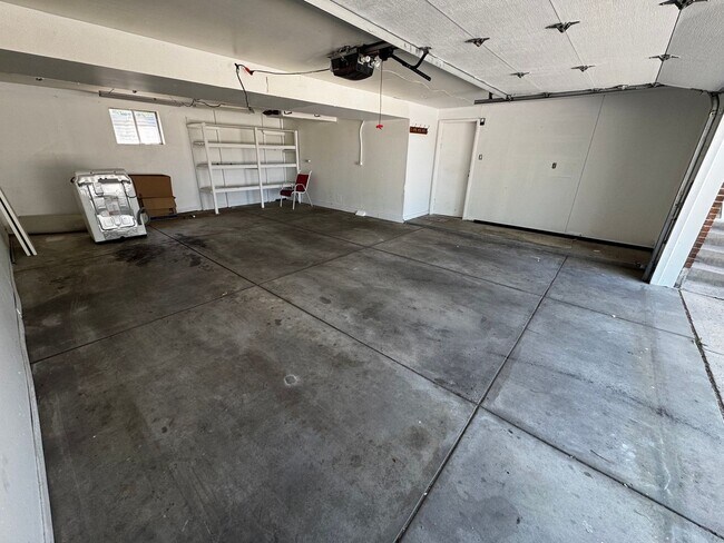Building Photo - Spacious Aurora Home