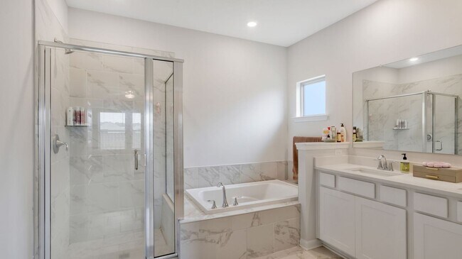 Building Photo - Like-new 4BR/3BA home in desirable St. Cla...