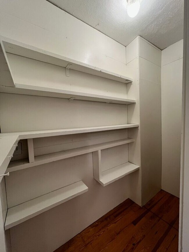 Building Photo - 3 Bed | 1 Bath Single Family Home