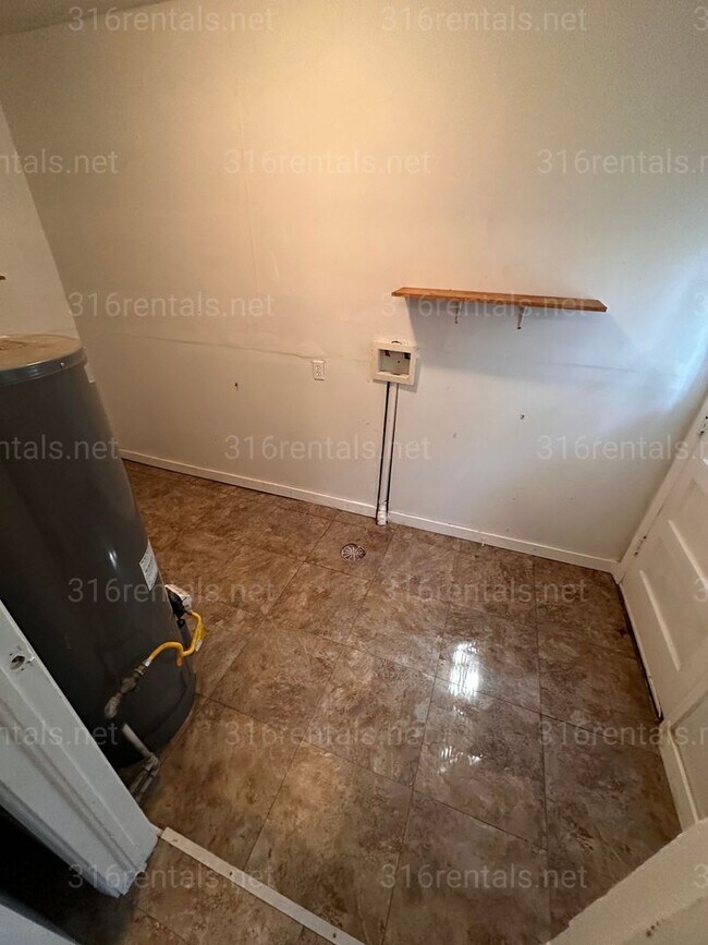 Building Photo - $725 - 2 bed 1 bath - Duplex *COMING SOON*