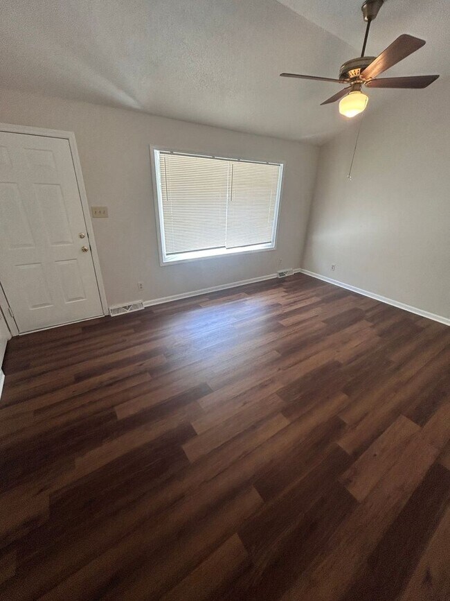 Building Photo - 480 Willowspring Ln