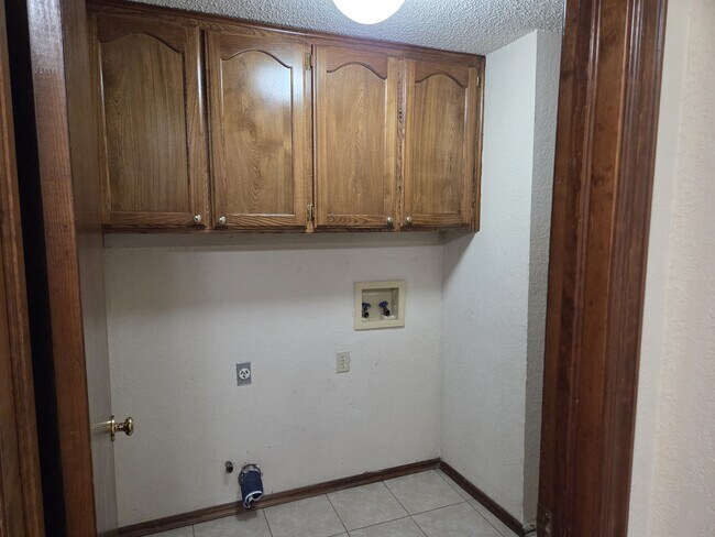 Building Photo - 2122 Meench Dr