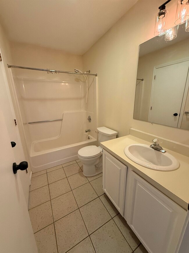 Building Photo - L4 Stonehedge Dr