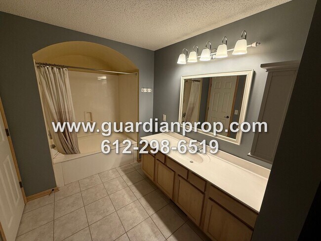 Building Photo - Townhouse in The Lakes of Blaine Available Now, Large Open Floor Plan, Loft Area, Front Patio