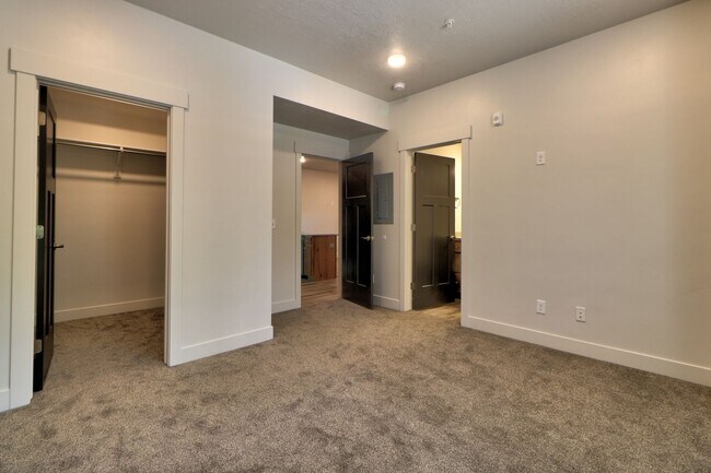 Building Photo - 67 E 500 S