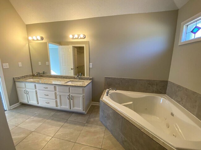 Building Photo - 4 bed, 2 bath in Cordova with ss appliance...