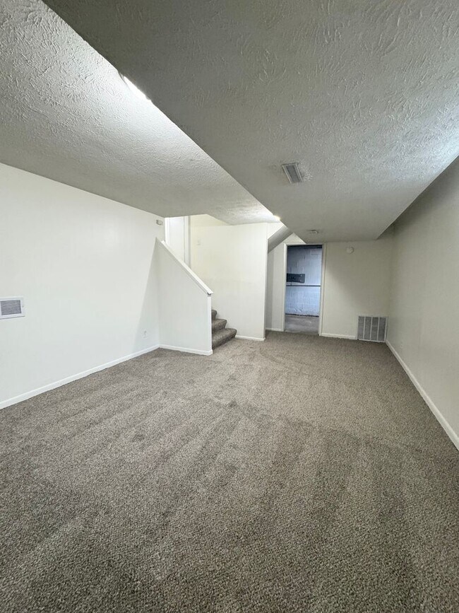 Building Photo - Spacious 3 Bedroom Available Now!
