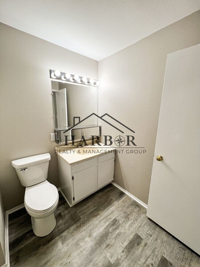 Building Photo - Renovated 2 Bedroom 1 Bath - Special: Lowe...