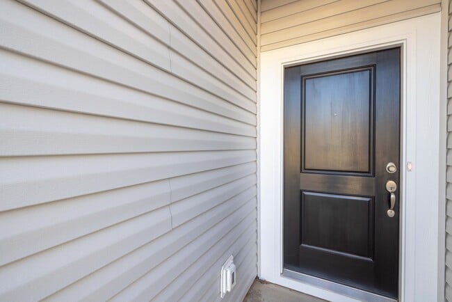 Building Photo - 3BD Townhome Convenient to Hwy 74/ Minutes to Bypass - MOVE IN READY