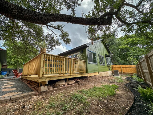 Back of House & Dog Run - 5204 Summer Dr