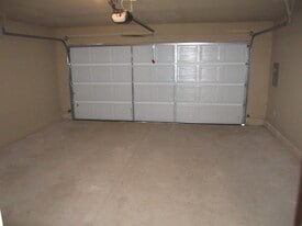 Building Photo - 425 Sterling Pointe Way