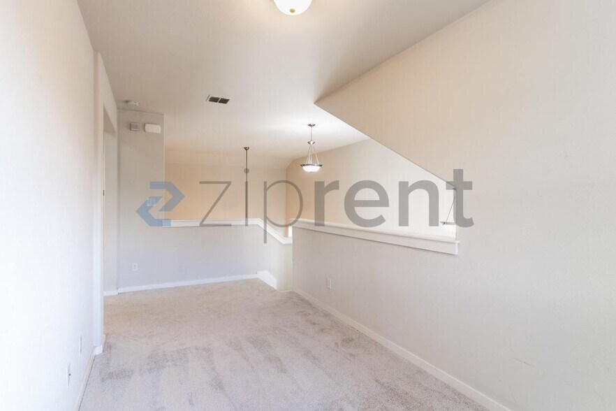 Building Photo - Unit 28