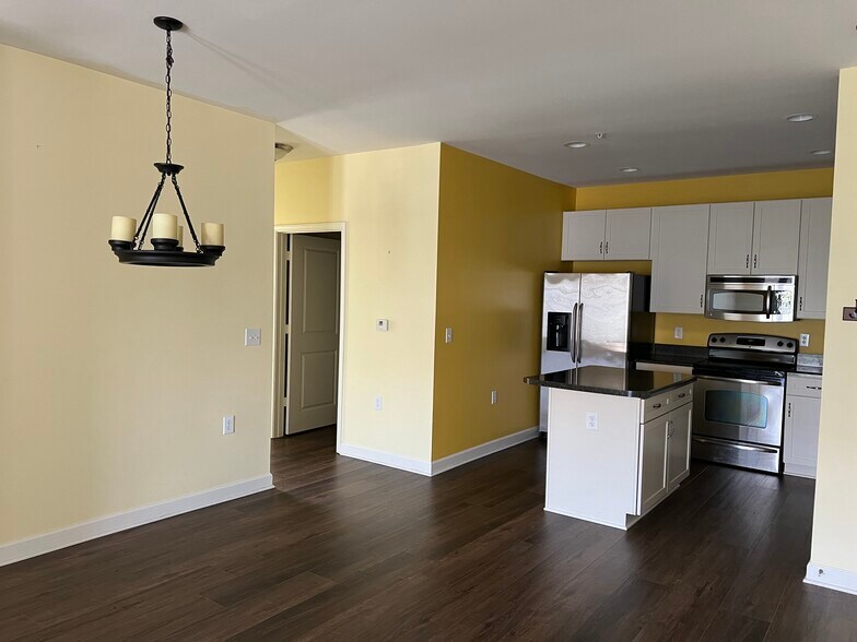 Building Photo - 632 Condo Club Dr