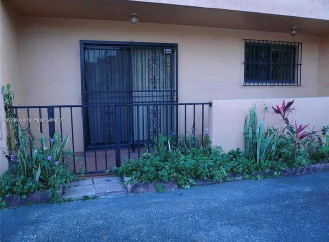 Building Photo - 1290 W 41st St