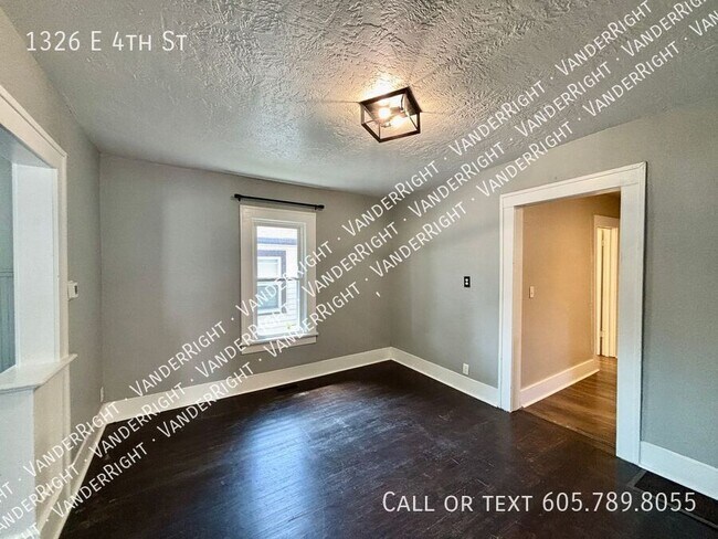 Building Photo - 1326 E 4th St