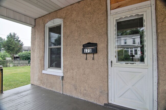 Building Photo - Spacious 4/5 Bedroom Home for Rent - Available Now!