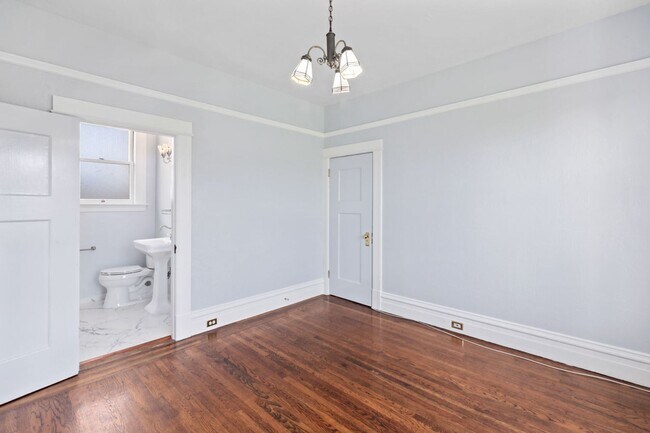 Building Photo - Lower Haight: Remodeled Top Floor 1 Bed 1 Bath near Duboce Park
