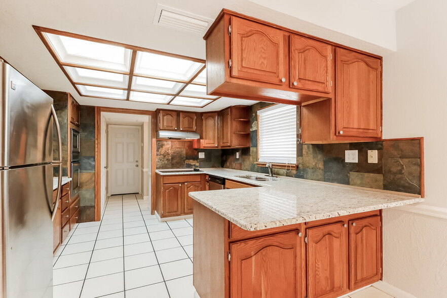 Building Photo - 15640 Little Ranch Rd