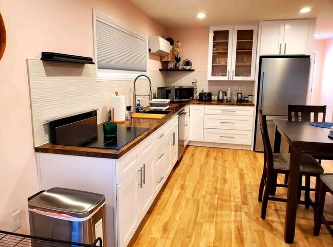 Building Photo - 2481 E Canal Dr