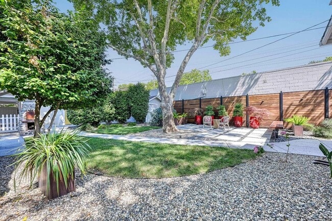 Building Photo - Beautiful vintage home