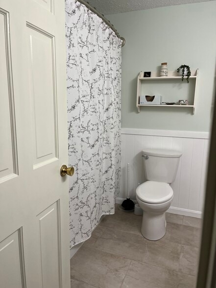 Full bath - 13 Boylston Ln