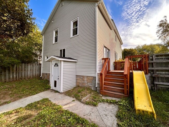 Building Photo - Spacious 4-Bedroom Home Near College Hill & Highland Park