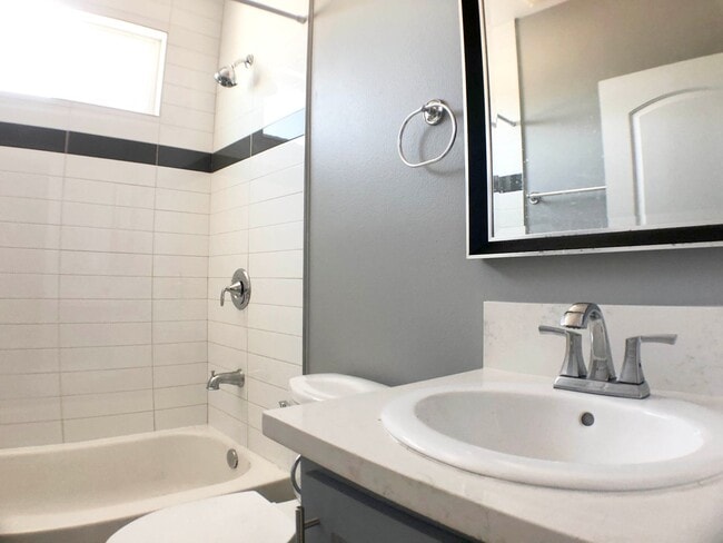 Building Photo - 410 Sloat St