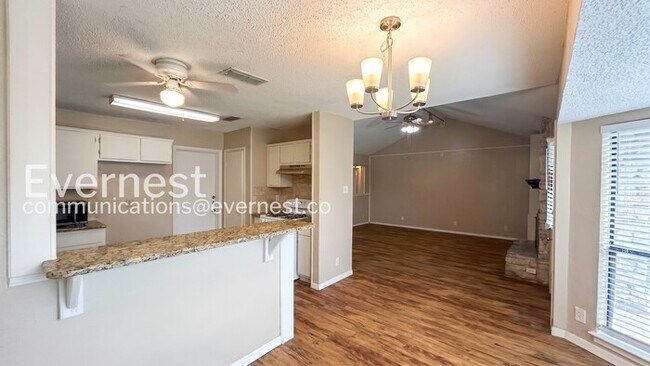 Building Photo - 3 Bed, 2 Bath Home with Fenced Yard & Garage / Pet-Friendly / Available Now!