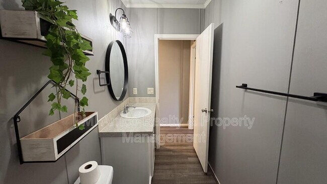 Building Photo - 712 Choo Choo Ln