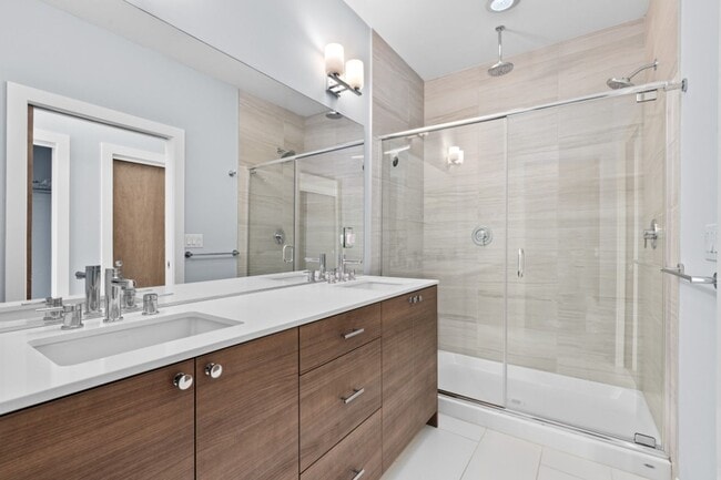 Building Photo - 2Bd/1.75Ba Seattle Townhouse